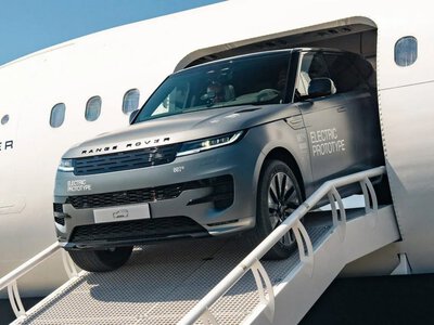 Range Rover Sport виїхав просто із літака: ефектний дебют електричного позашляховика (ФОТО)