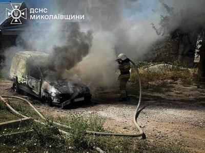 Toyota загорілась у дворі багатоповерхівок у Миколаєві: постраждали ще два авто