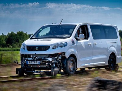 Електричний Peugeot Traveller перетворили на потяг: у Франції тестують рейковий мінівен (ВІДЕО)