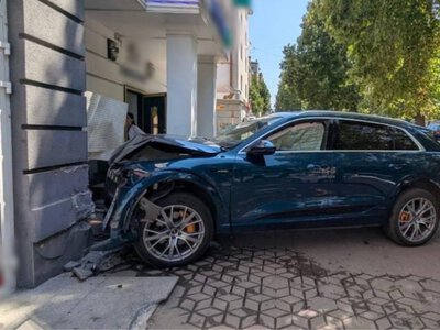 У Рівному водійка Audi в’їхала у фасад магазину