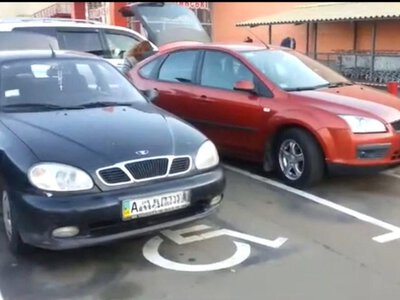 За паркування на місцях для людей з інвалідністю можуть різко підвищити штрафи