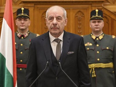 Президент Угорщини підписав конституційні зміни, які достроково припиняють його повноваження