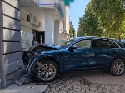 Нетвереза водійка в’їхала у фасад магазину на Рівненщині