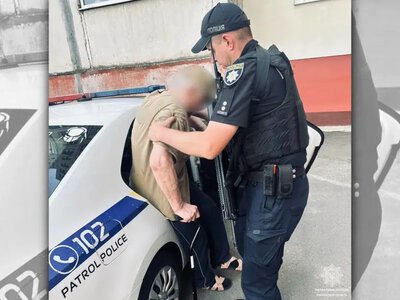 Загубився на зупинці: у Рівному патрульні допомогли 71-річному чоловікові повернутися додому