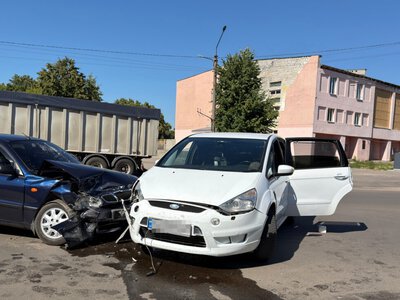 У Шостці біля спорткомплексу не розминулися два легковика + Фото