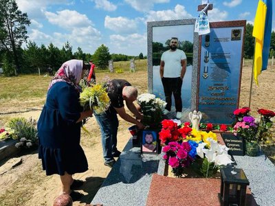 Мати загиблого воїна з Рівненщини придбала дрон у річницю загибелі сина 
