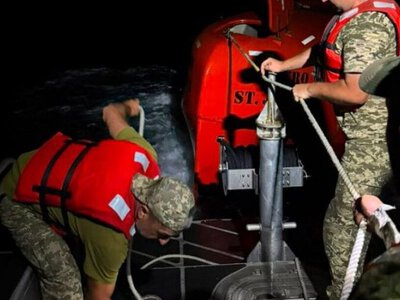 Прикордонники врятували філіппінського моряка з ураженого російським дроном судна