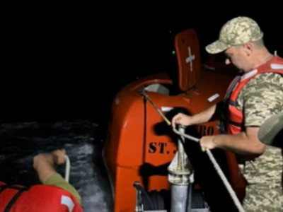 Понад добу у відкритому морі: прикордонники врятували іноземного моряка після атаки рф