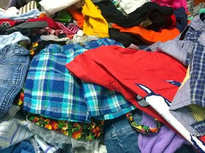 У ЄС заборонили знищувати непродані нові одяг та взуття