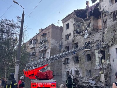 Росіяни вдарили по багатоповерхівці у Запоріжжі, є жертви та десяток поранених
