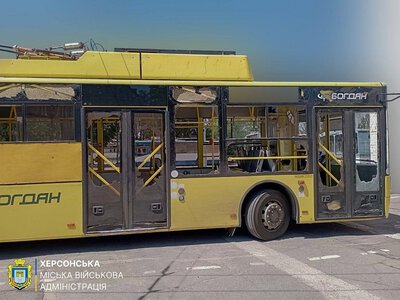 У Херсоні російський дрон скинув вибухівку на тролейбус (фото)