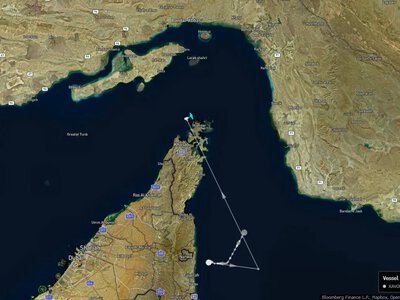 Нафтовий танкер зупинився в Ормузькій протоці після заяв Ірану про атаки на судна – Bloomberg
