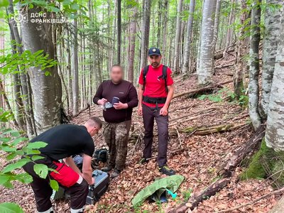 Прикарпатські рятувальники допомогли двом туристам в горах