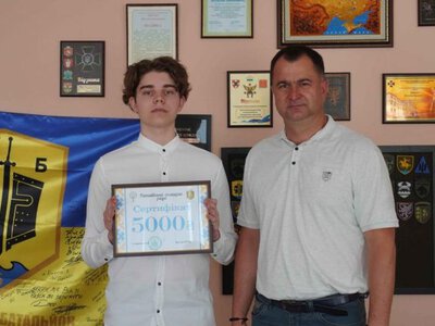 Випускник з Волині отримав премію селищного голови за 200 балів з математики