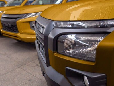 Комунальники Херсона отримали нові пікапи для ліквідації наслідків ворожих атак