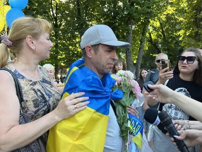 У Кременчуці зустріли звільненого з російського полону воїна