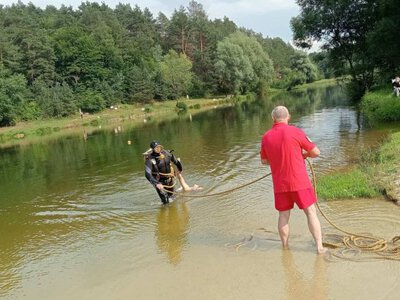 З озера на Львівщині водолази дістали тіло чоловіка