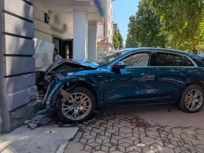 У Рівному водійка Audi врізалася у фасад магазину: патрульні виявили ознаки сп’яніння
