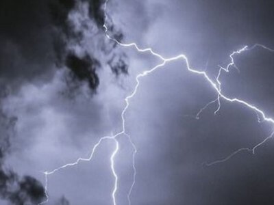 Блискавка залетіла у вікно і вразила 17-річну дівчину на Івано-Франківщині