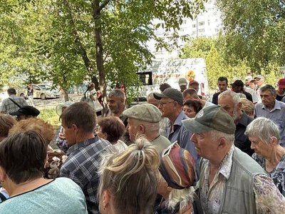 В окупованому Маріуполі люди продовжують стояти у чергах за гарячою їжею
