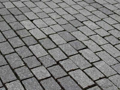 Бруківка більше не в моді: чим українці все частіше замінюють доріжки біля будинку