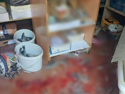 Удар російського дрона в Херсоні знищив два автомобілі та поранив чотирьох людей