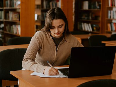 ШІ покращує виконання домашніх завдань, але погіршує результати іспитів - дослідження