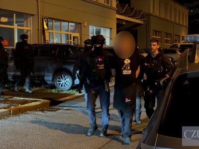У Празі бармен застосував пістолет до п’яних гостей: яке покарання йому загрожує