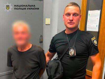 У центрі Києва чоловік побив жінку на зупинці