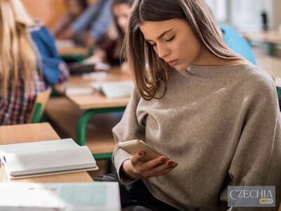 Уряд Чехії підтримав заборону мобільних телефонів у школах