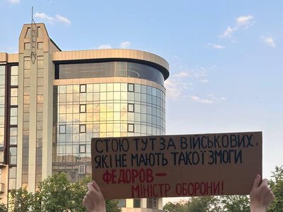 В Україні створили онлайн-архів протестних «картонок»: уже понад 3 тисячі фото