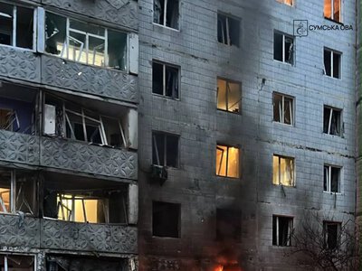 Ворог ударив безпілотником по житловому сектору Сум: пошкоджено багатоповерхівку, двоє постраждалих