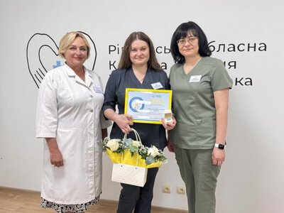 Другій медсестрі вручили спецвідзнаку Рівненської обласної лікарні