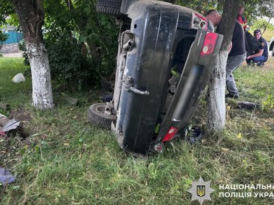 На Хмельниччині після зіткнення автомобіля з деревом загинув 32-річний водій