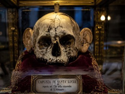У Неаполі є моторошна реліквія: цей череп з вухами, за легендою, творить дива