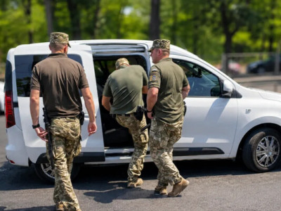 В Ірпені бус ТЦК наїхав на мопед (ВІДЕО)