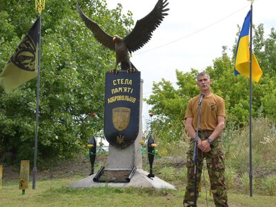 У селі на Кіровоградщині ветеран облаштував «Стелу пам’яті добровольців»