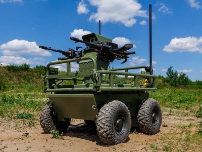 На поле бою виходить робот з двома автоматами Калашникова: Зоряні війни відпочивають