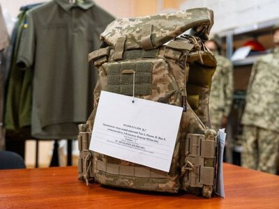 Українські військовослужбовиці вперше отримали жіночі бронежилети