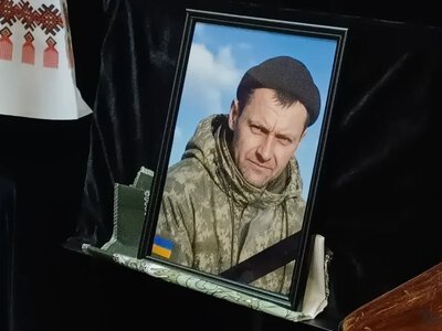Понад пів року вважався зниклим безвісти: у Кременчуці попрощалися із військовим Сергієм Копичком