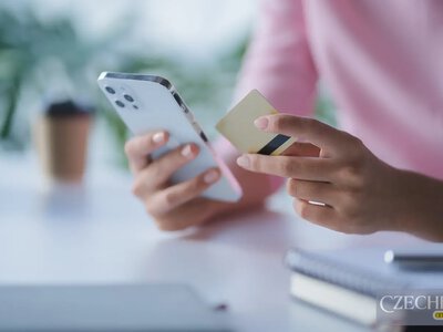 Безконтактні платежі набирають популярності серед чехів: статистика