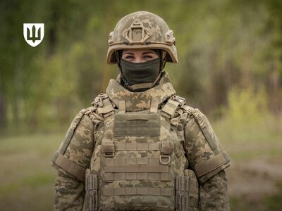 Українські захисниці отримали перші 2000 бронежилетів, адаптованих до жіночої анатомії