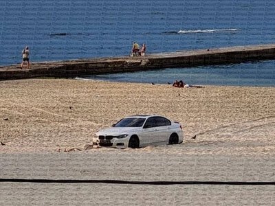 В Одесі дівчина на BMW заїхала на пляж і застрягла в піску (ФОТО)