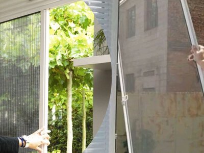 Знімати з вікна не потрібно: як швидко і просто помити москітні сітки