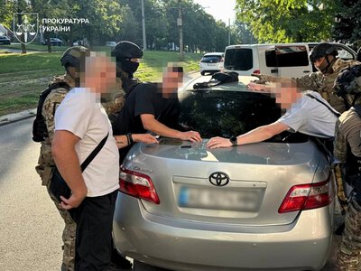 У Дніпрі троє чоловіків напали на волонтера та викрали $11 тис. і коштовності: їм повідомили про підозру