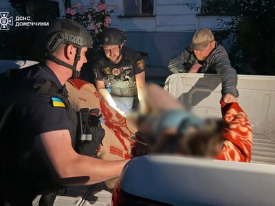 У Святогірську рятувальники евакуювали до лікарні двох постраждалих після обстрілу