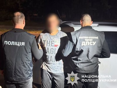 У Чернівцях чоловік за 11 тисяч доларів допомагав військовозобов'язаному виїхати з України
