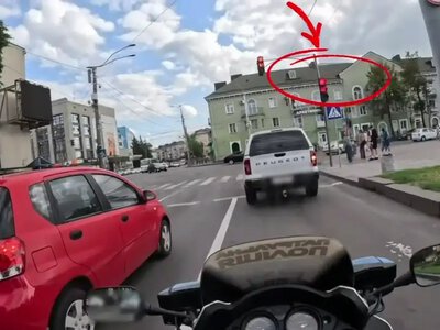 Водій проїхав на червоне світло у Рівному (ВІДЕО)