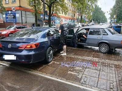 ВАЗ та Volkswagen зіткнулися в центрі Миколаєва: рух уcкладнений