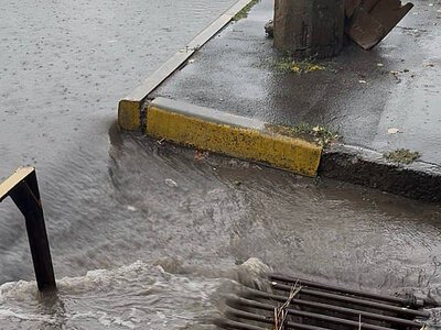 Комунальники показали, як захищали вулиці Миколаєва від підтоплень під час дощу